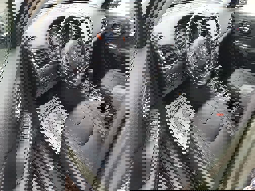 Used 2019 Jeep Cherokee Limited w/ Luxury Group image 12