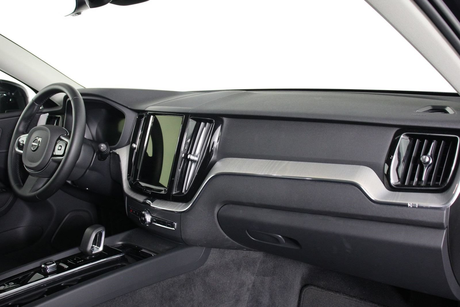 Certified 2025 Volvo XC60 B5 Plus AWD/4WD image 22