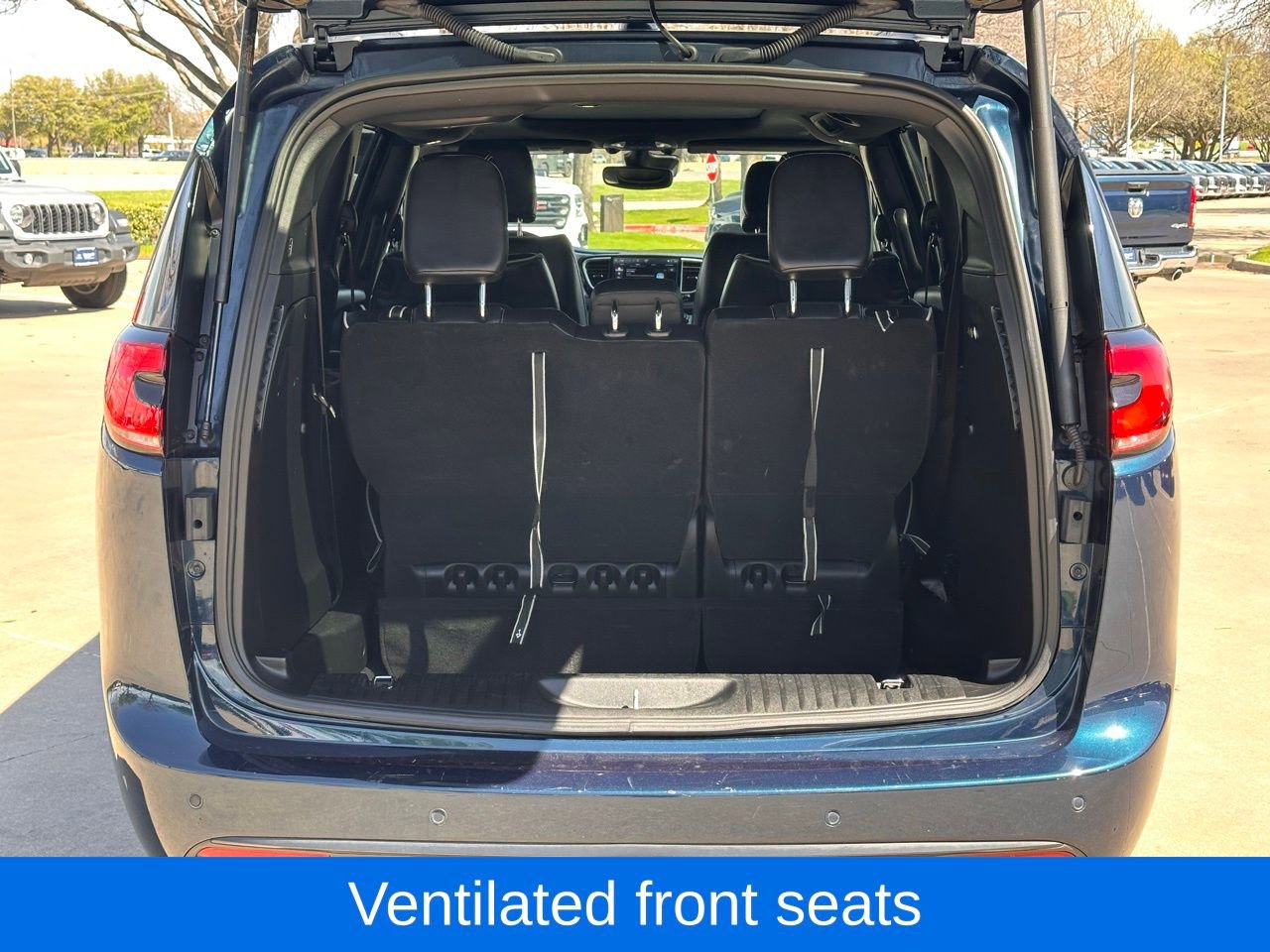 Used 2025 Chrysler Pacifica Limited image 11