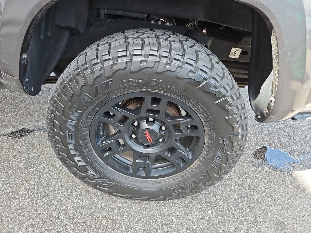 Used 2020 Toyota Tacoma TRD Sport w/ TRD Premium Sport Package AWD/4WD image 32