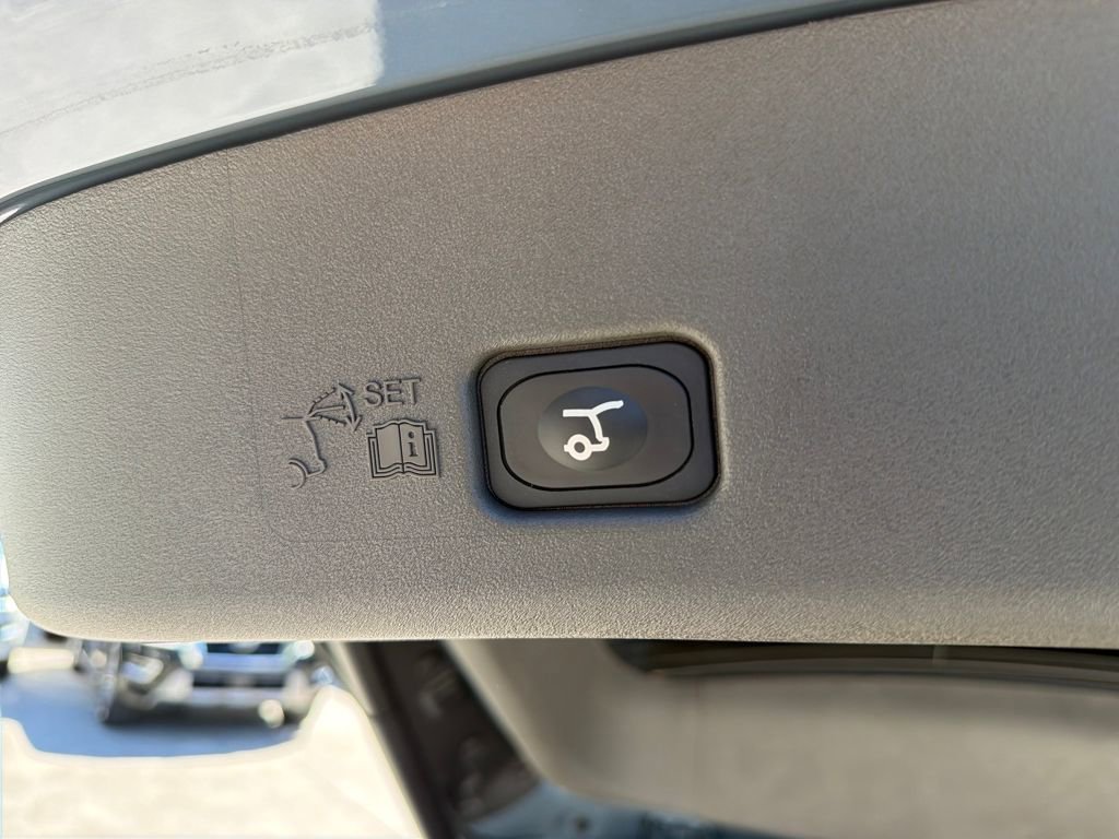 Used 2025 Lincoln Nautilus Premier image 31