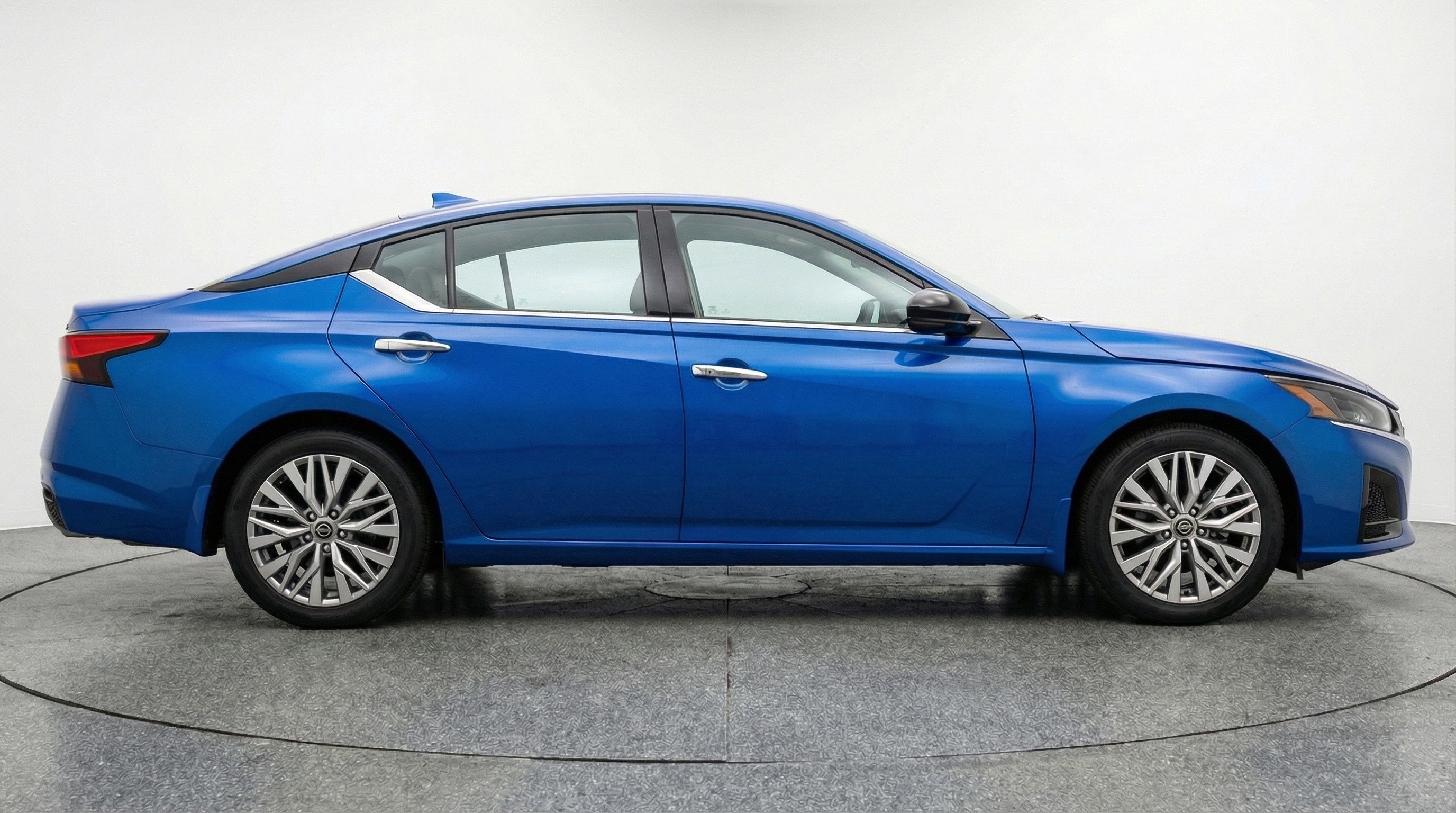 Used 2025 Nissan Altima 2.5 SV image 11