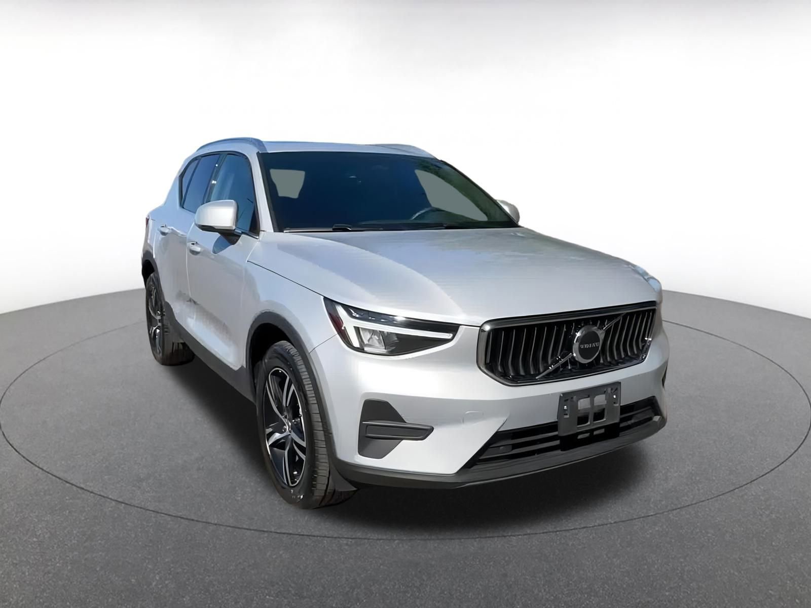 Used 2024 Volvo XC40 B5 Core image 3