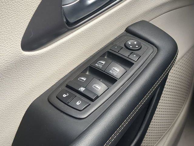 Certified 2023 Chrysler Pacifica Touring-L FWD image 30