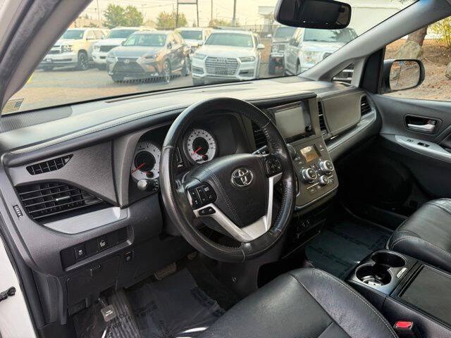 Used 2017 Toyota Sienna SE Premium FWD image 15