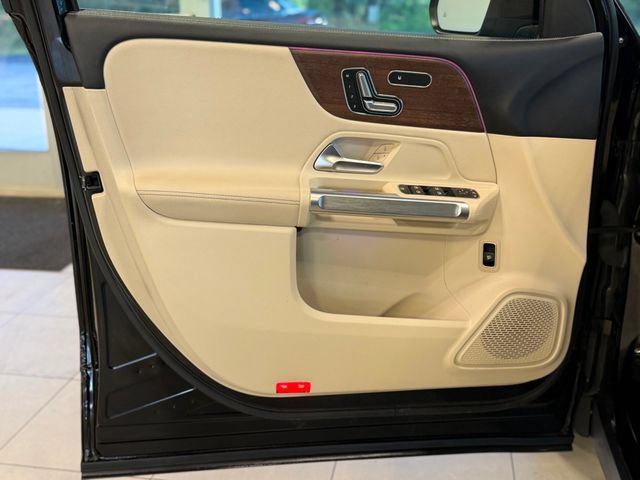 Used 2023 Mercedes-Benz GLB 250 4MATIC w/ Premium Package image 18