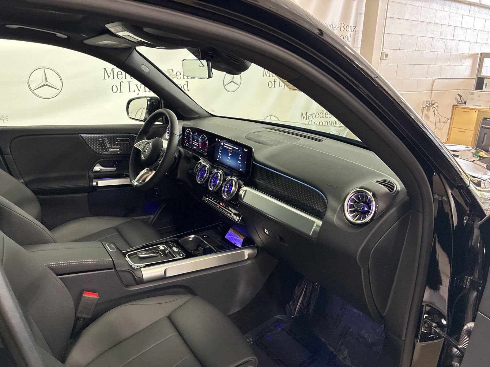 New 2025 Mercedes-Benz GLB 250 4MATIC image 17