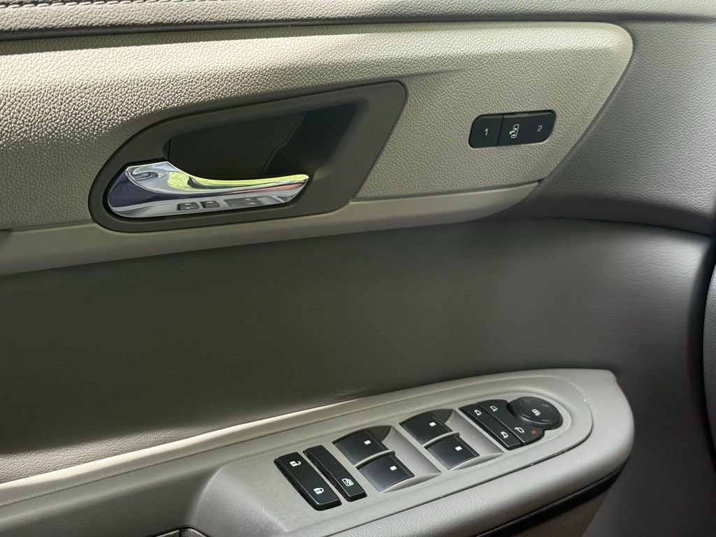 Used 2015 Chevrolet Traverse LTZ FWD image 12