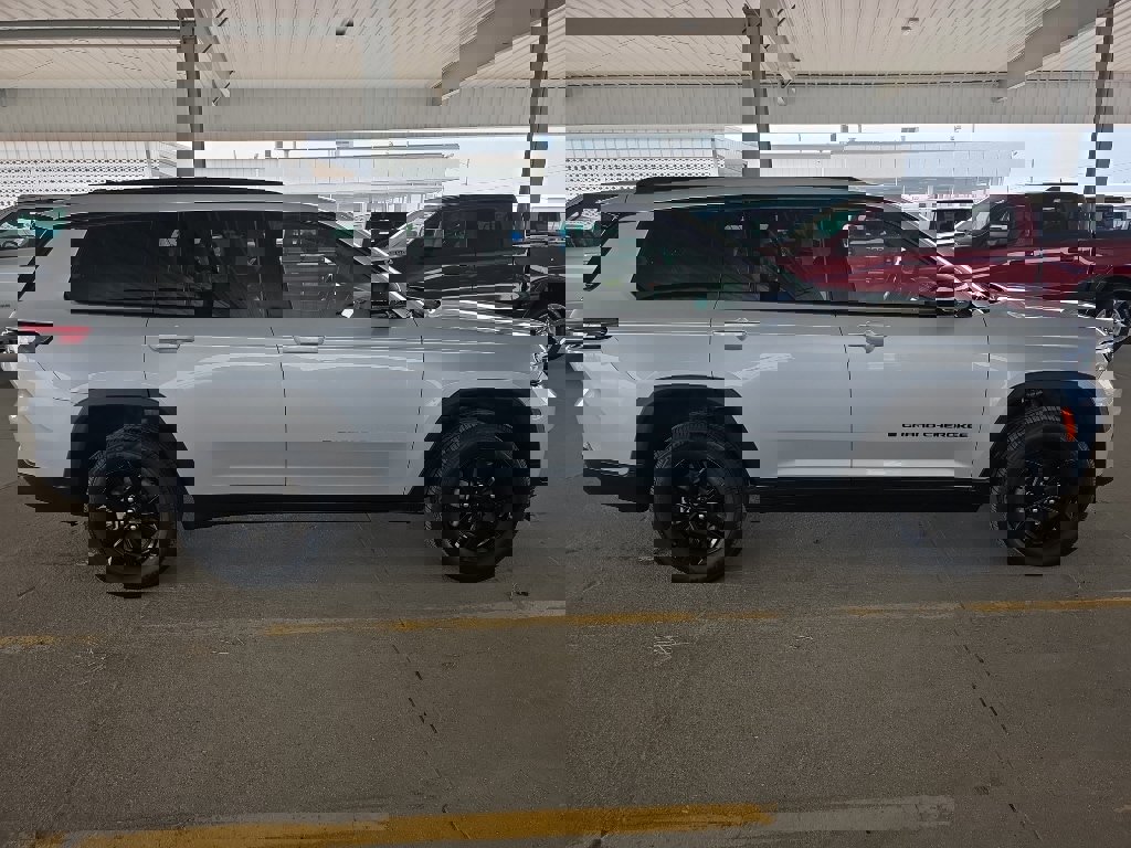 Used 2024 Jeep Grand Cherokee L Altitude image 4