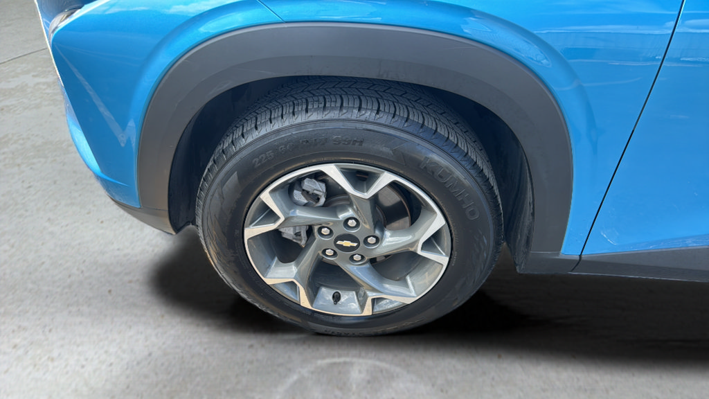 Used 2025 Chevrolet Trax LT FWD image 19