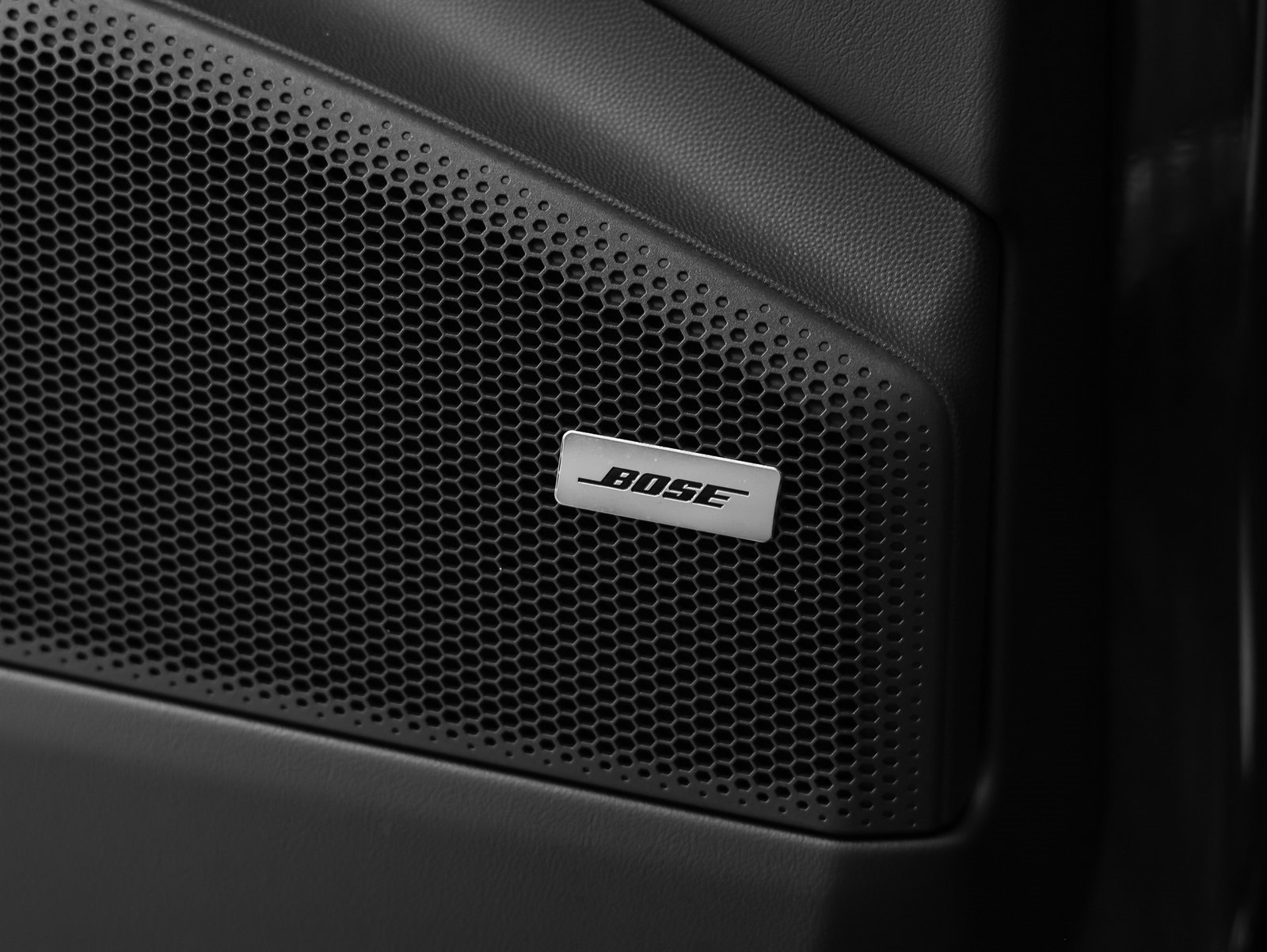 Certified 2025 Porsche Macan 4 Electric image 38