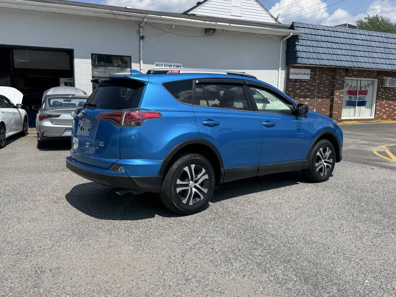 Used 2018 Toyota RAV4 LE AWD/4WD image 12