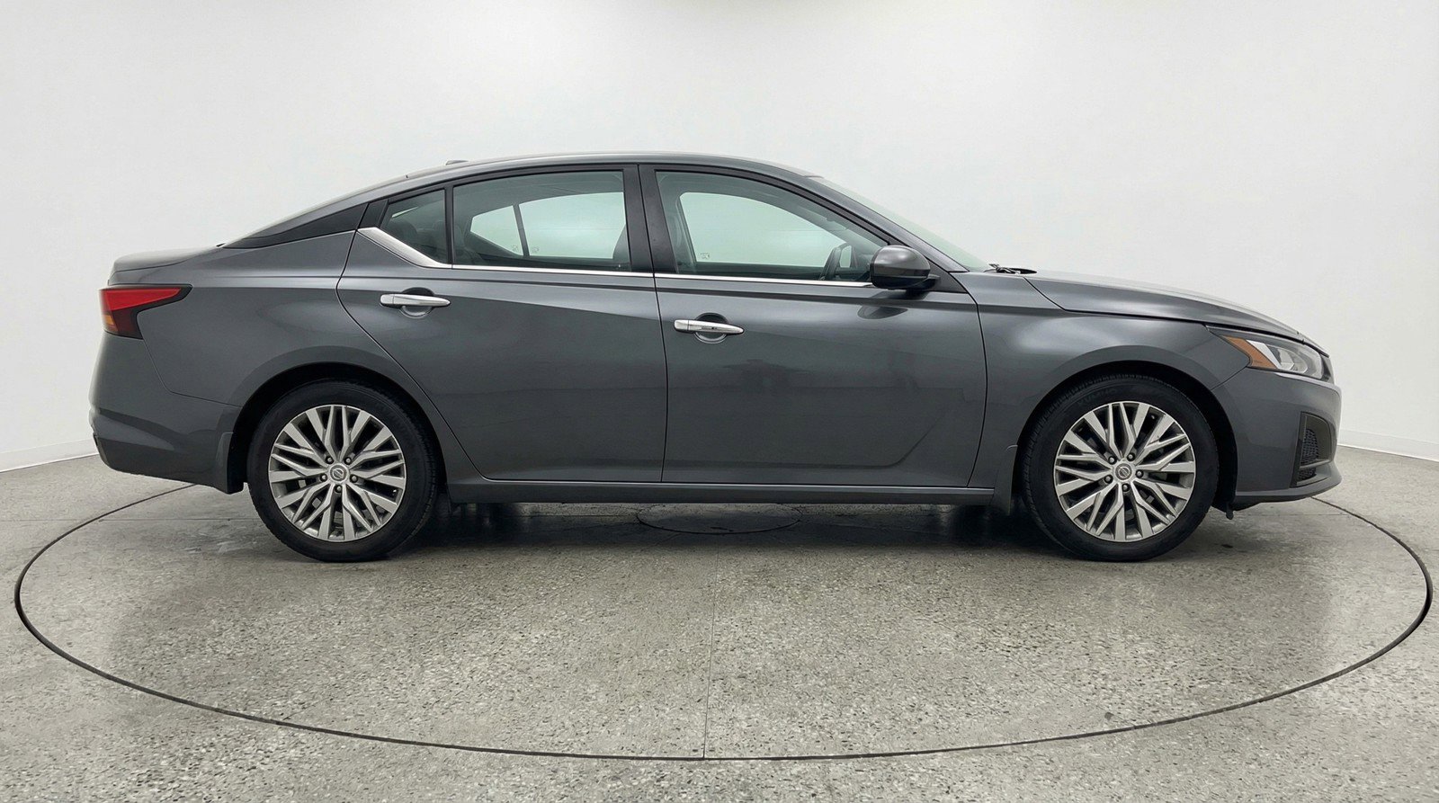 Used 2025 Nissan Altima 2.5 SV FWD image 11