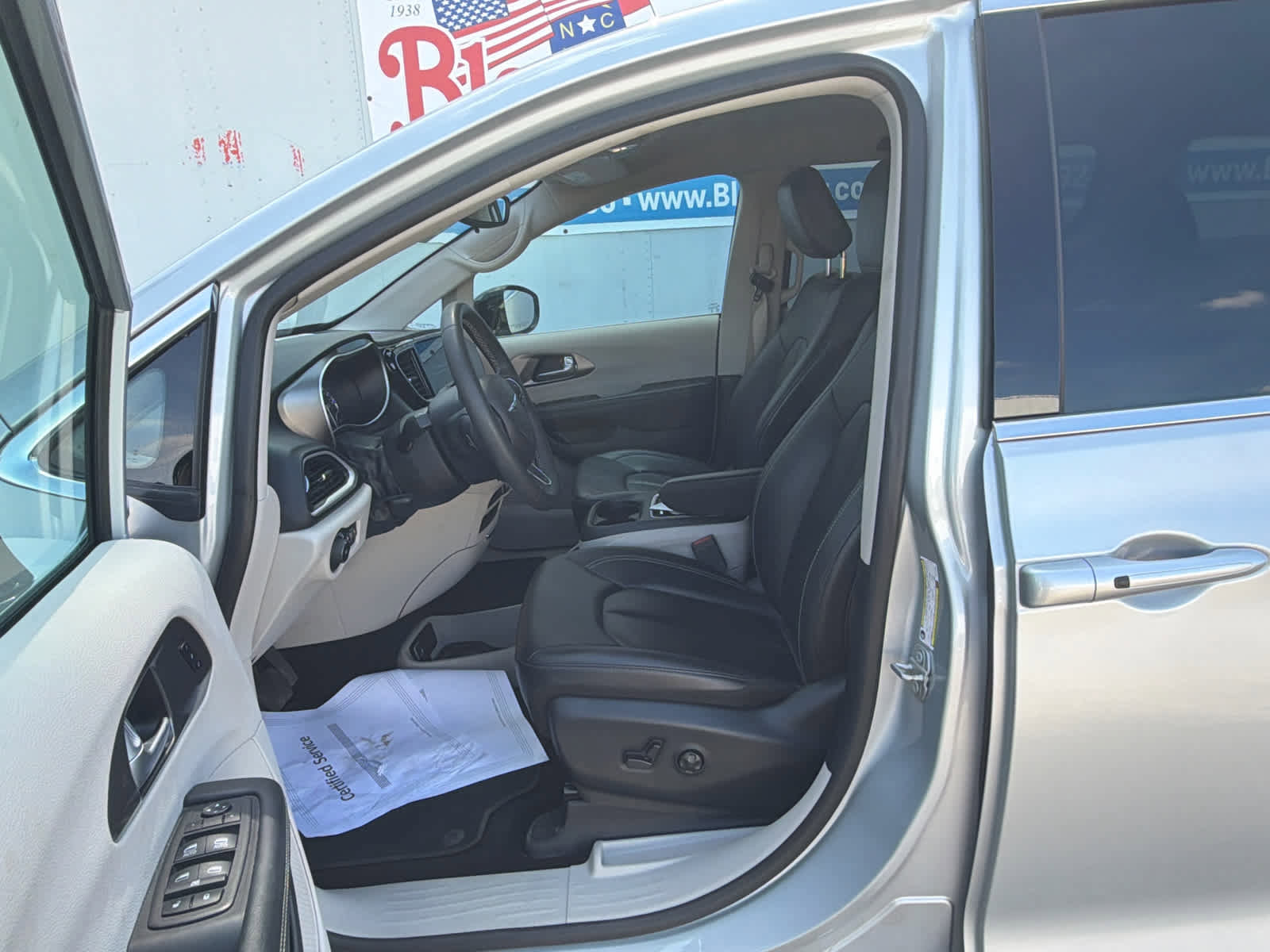 Used 2024 Chrysler Pacifica Touring-L FWD image 19