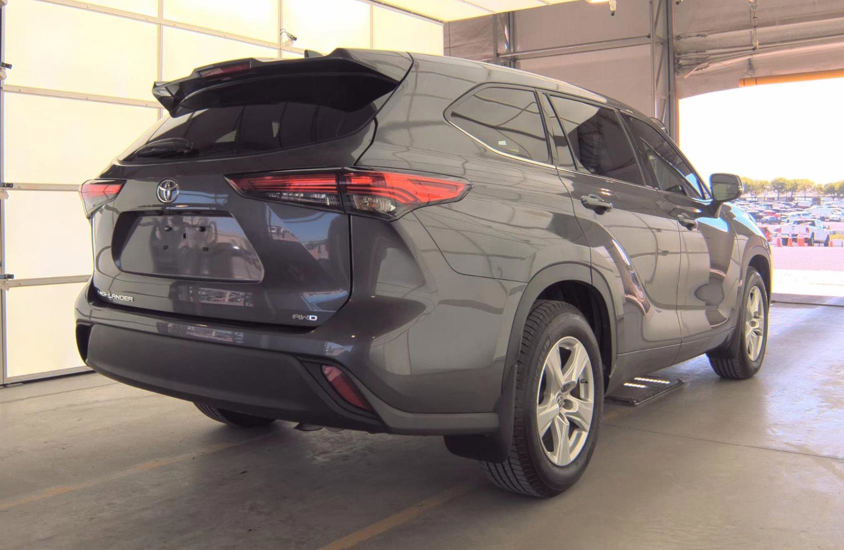Used 2022 Toyota Highlander L AWD/4WD image 6