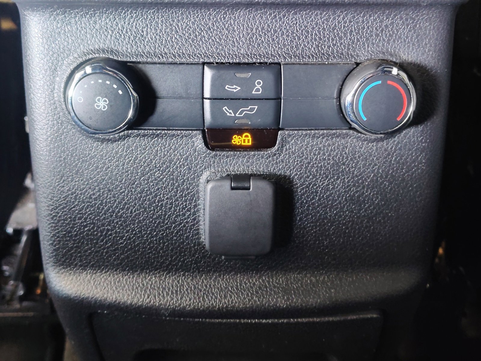 Used 2018 Ford Explorer XLT w/ Equipment Group 202A image 32