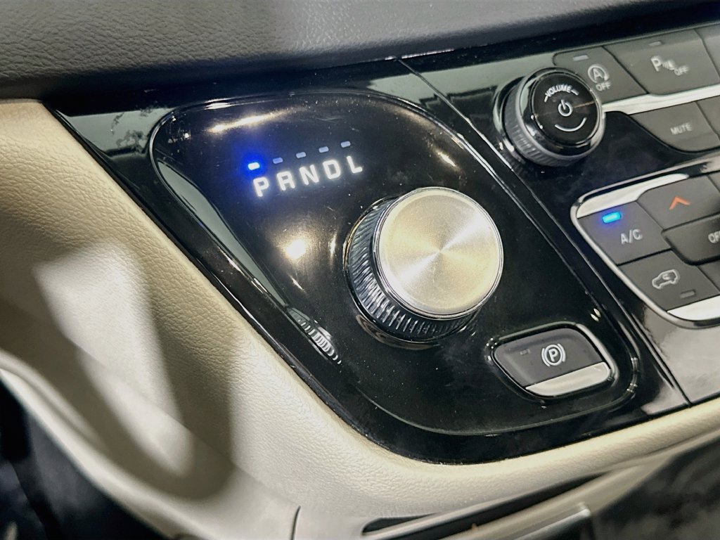 Used 2024 Chrysler Pacifica Touring-L FWD image 33
