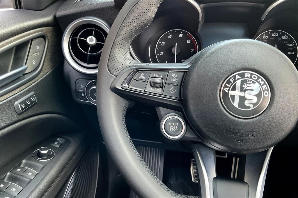 Used 2022 Alfa Romeo Stelvio Ti AWD/4WD image 11