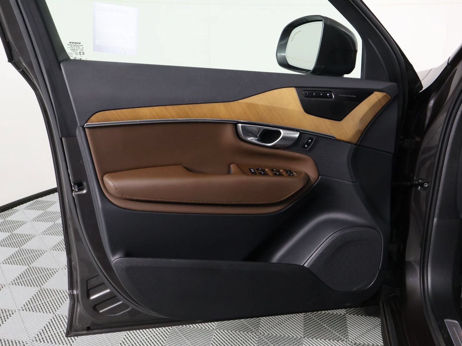 Certified 2024 Volvo XC90 T8 Plus w/ Protection Package Premier AWD/4WD image 17