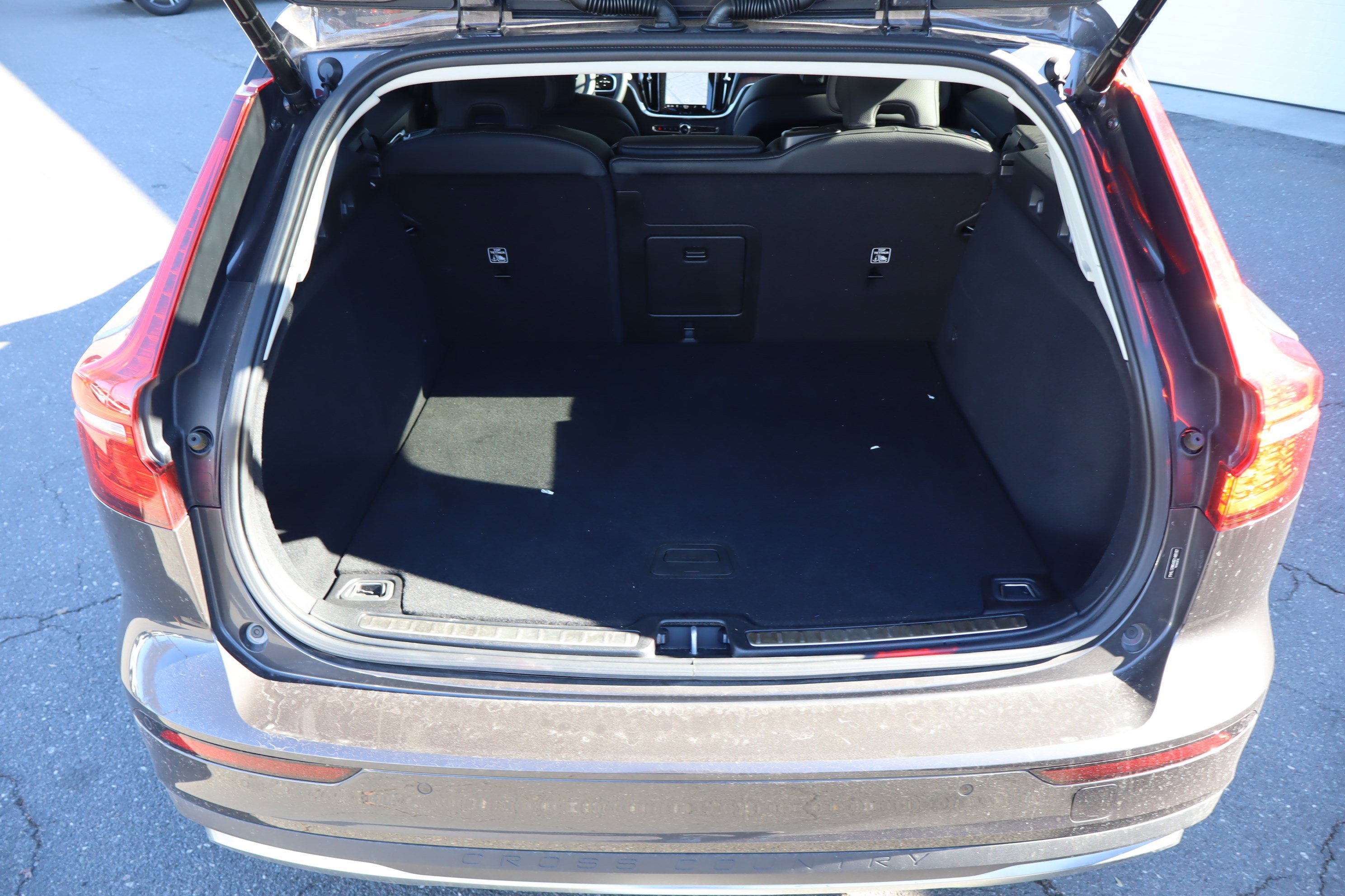 Used 2025 Volvo V60 B5 Cross Country Plus image 32