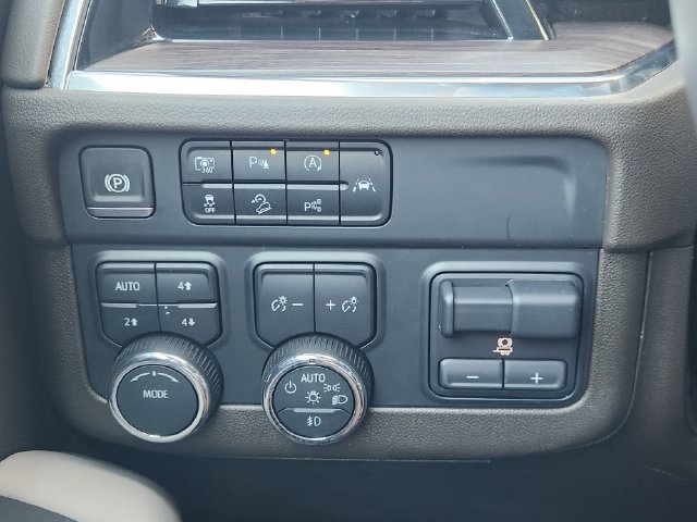Used 2025 Chevrolet Suburban LT w/ Comfort Package AWD/4WD image 24