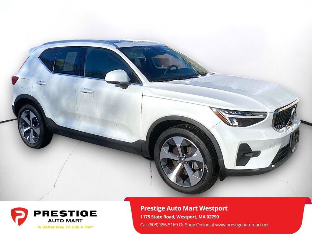 Used 2023 Volvo XC40 B5 Plus image 1
