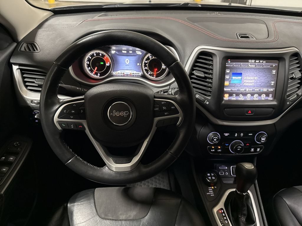 Used 2016 Jeep Cherokee Trailhawk AWD/4WD image 11