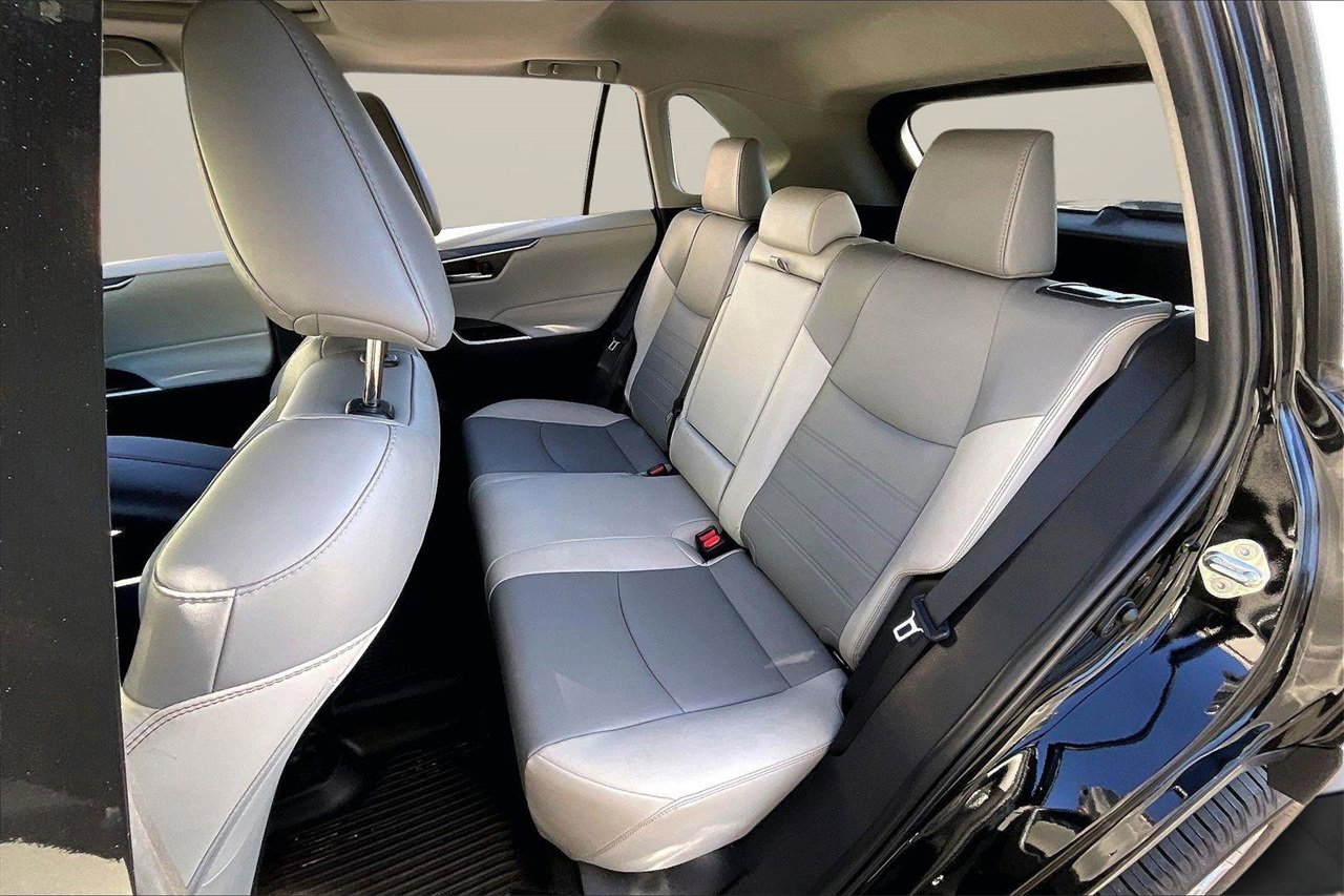 Used 2022 Toyota RAV4 XLE Premium image 22