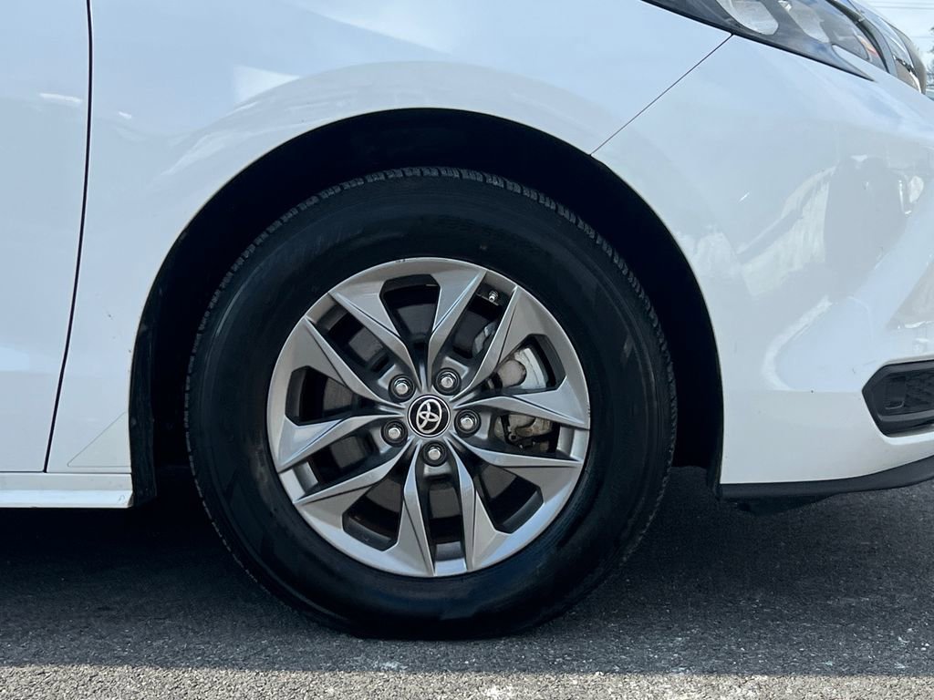 Used 2024 Toyota Sienna LE image 8