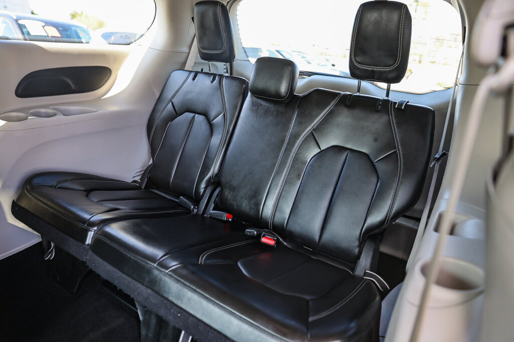 Used 2024 Chrysler Pacifica Touring-L FWD image 8
