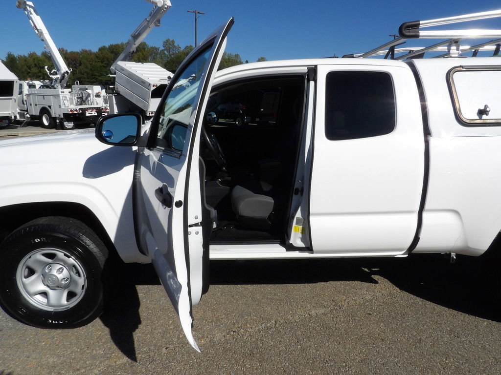 Used 2022 Toyota Tacoma SR image 13