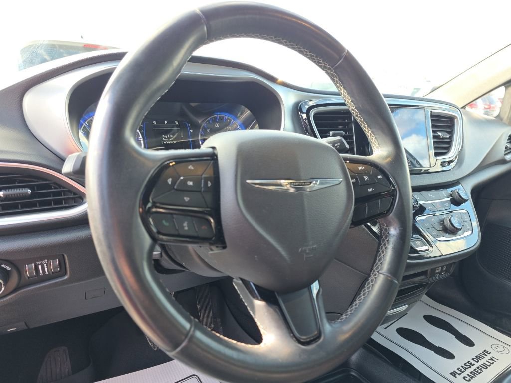 Used 2018 Chrysler Pacifica Touring-L w/ Premium Audio Group image 9