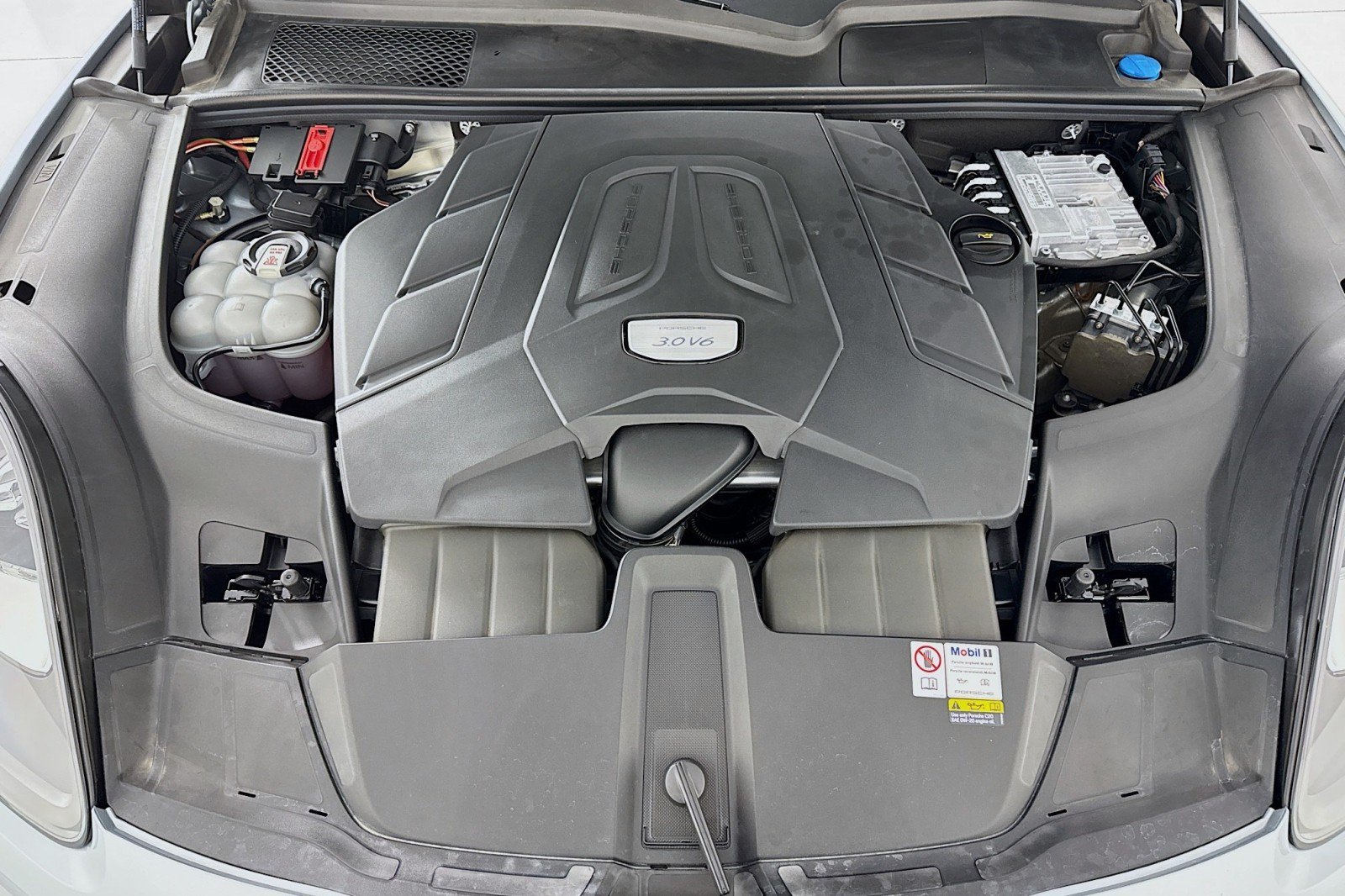 Used 2023 Porsche Cayenne Platinum Edition AWD/4WD image 10