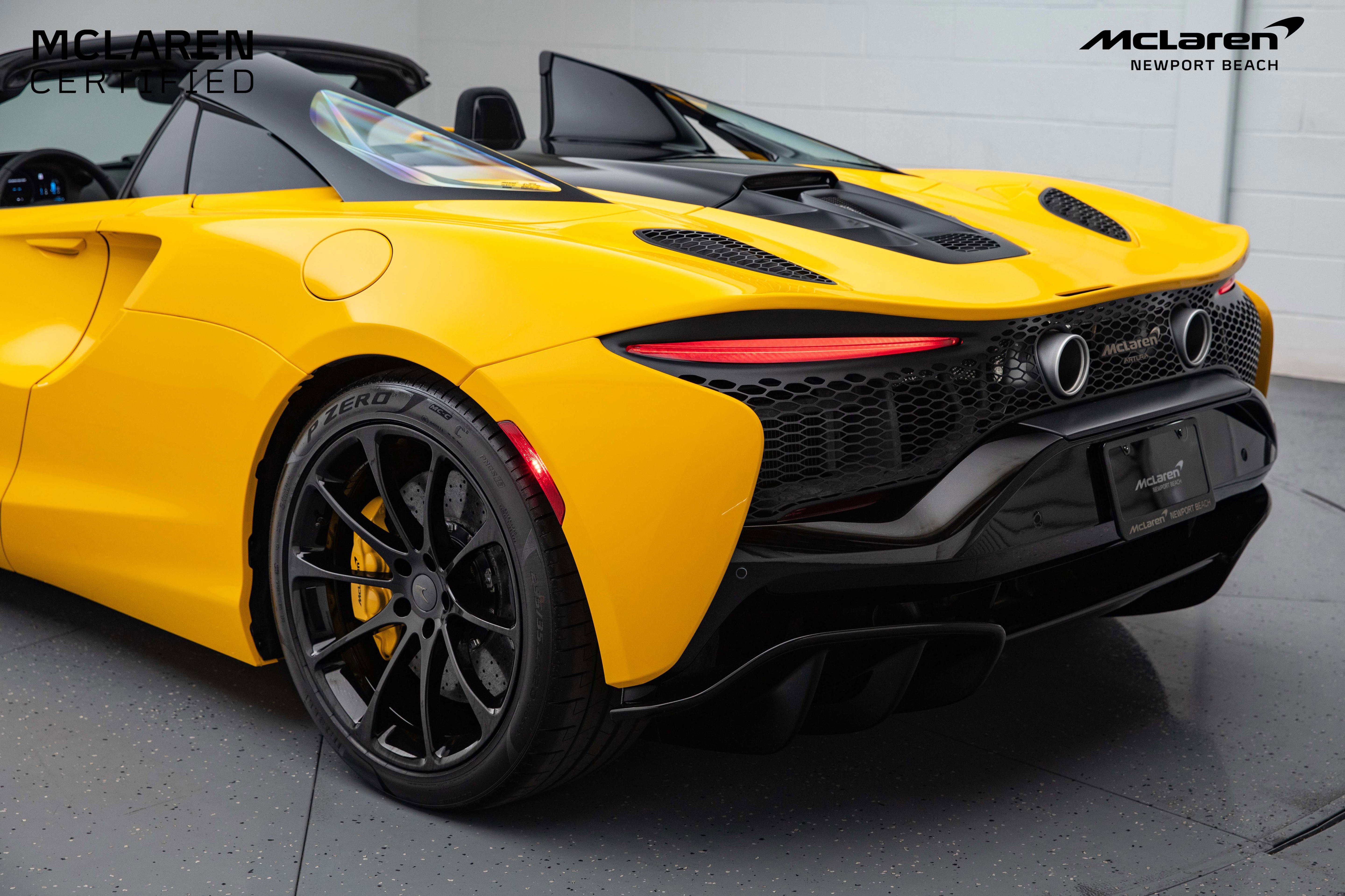 Used 2025 McLaren Artura Spider image 13