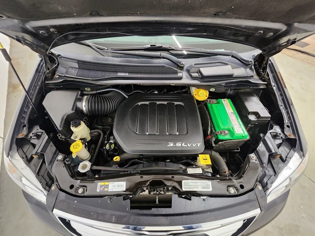 Used 2014 Chrysler Town & Country Touring image 32