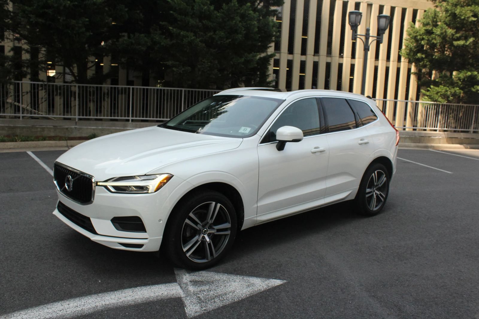 Used 2019 Volvo XC60 T5 Momentum w/ Multimedia Package AWD/4WD image 12