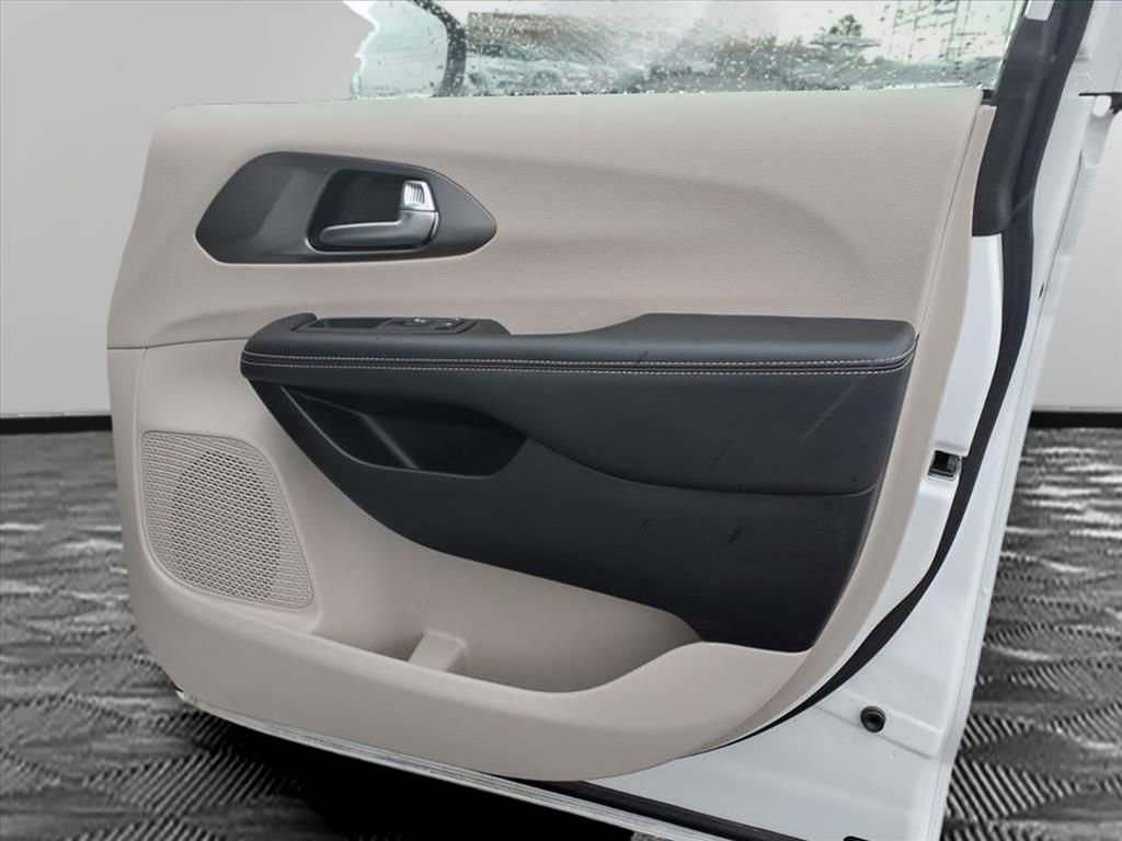 Used 2023 Chrysler Pacifica Touring-L image 8