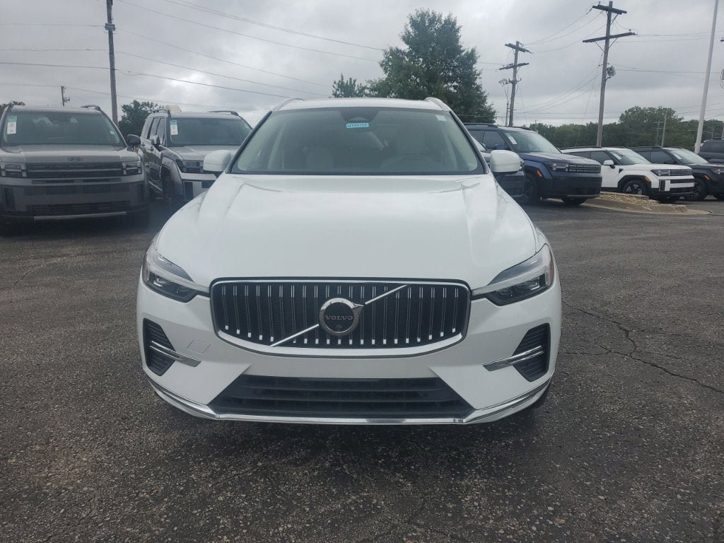 Used 2023 Volvo XC60 B5 Plus FWD image 2