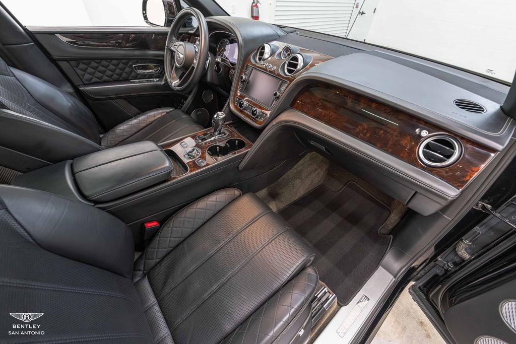 Used 2017 Bentley Bentayga AWD/4WD image 2