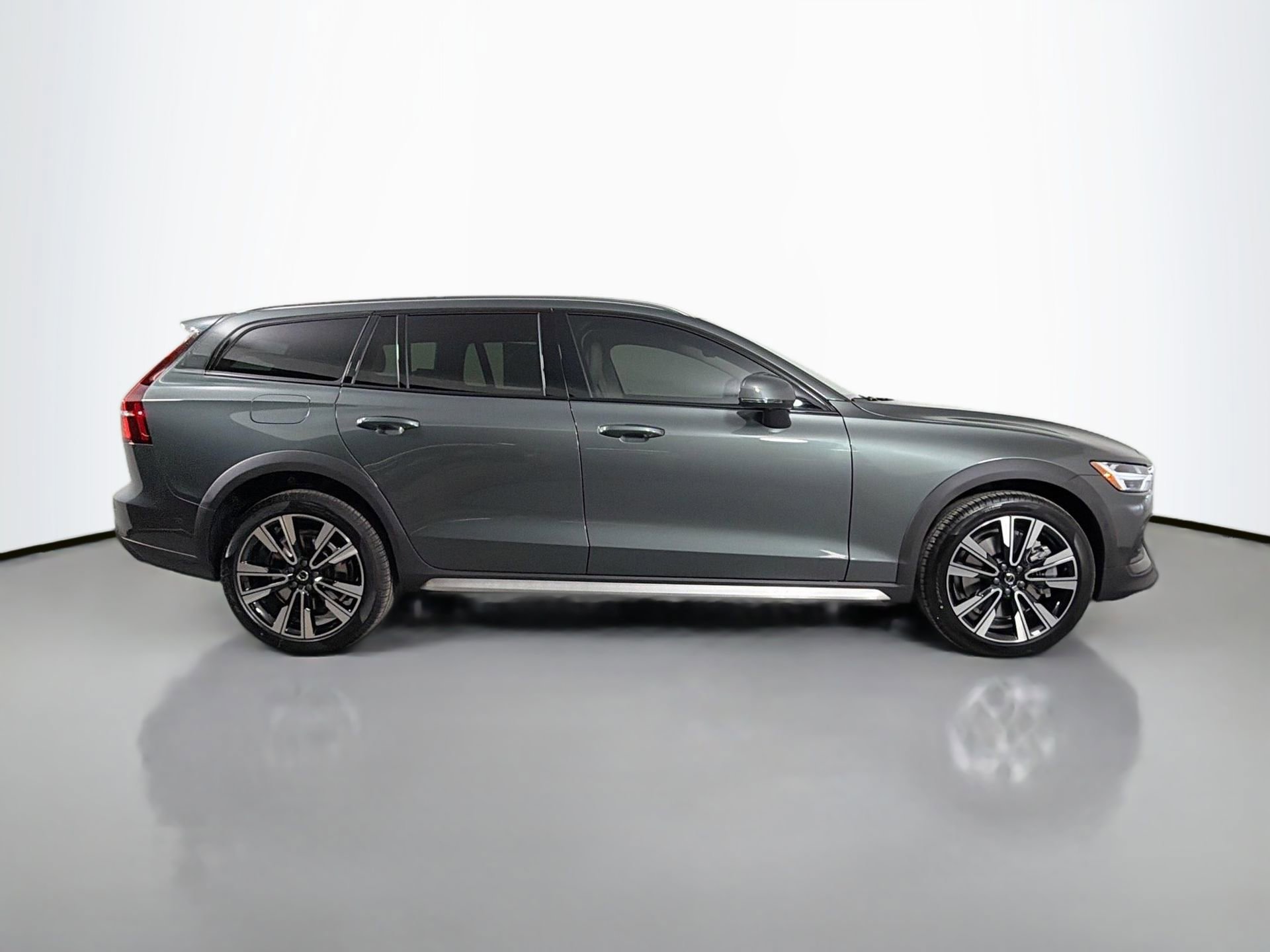 New 2026 Volvo V60 B5 Cross Country Ultra w/ Protection Package Premier image 4