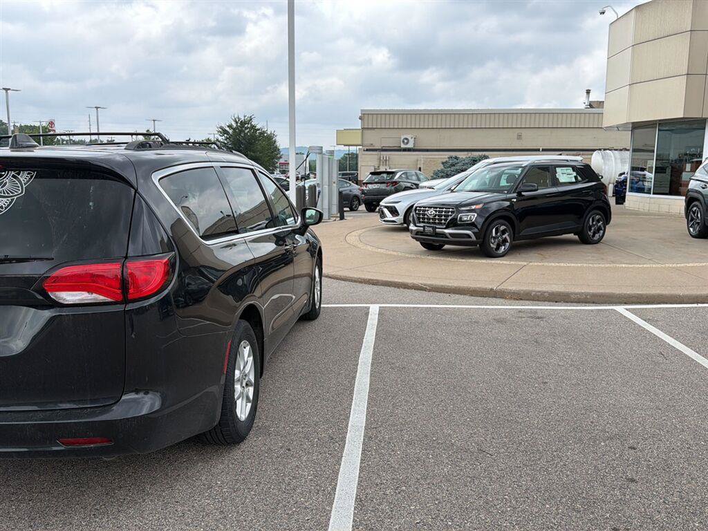 Used 2020 Chrysler Voyager Lxi FWD image 8