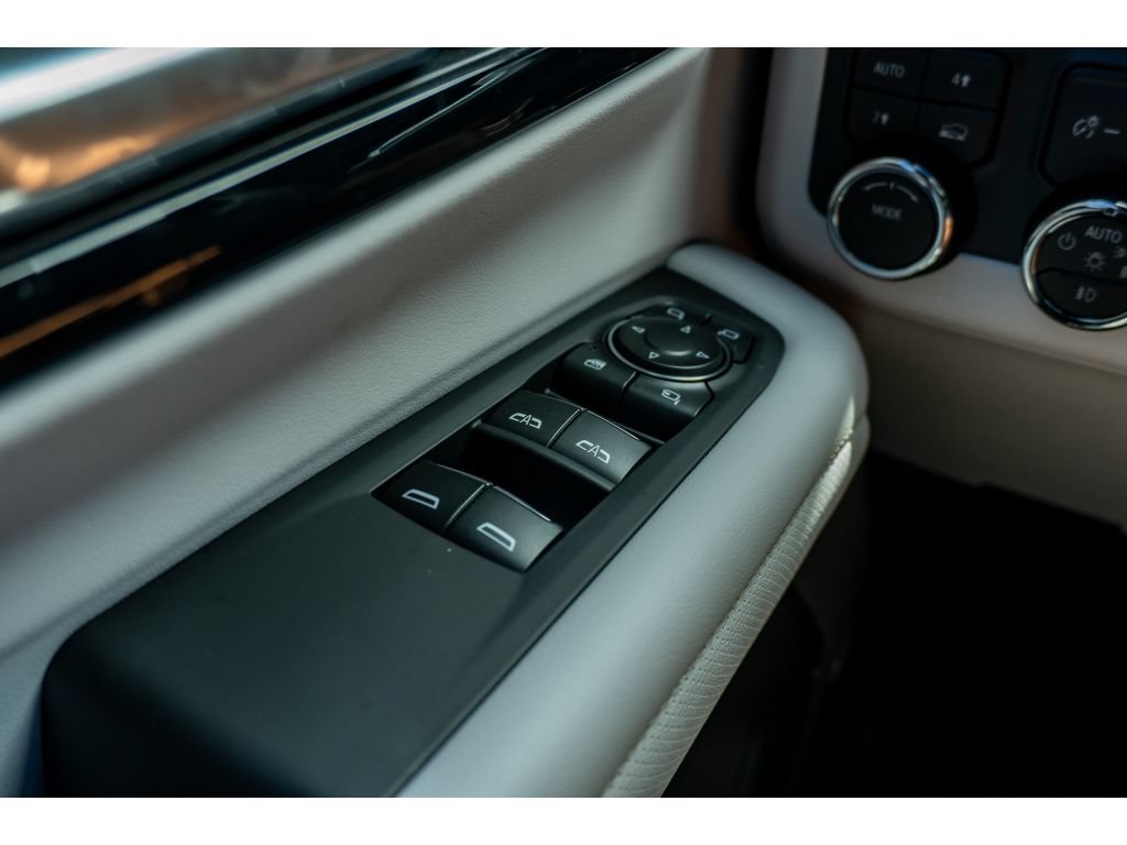Used 2025 Chevrolet Tahoe Premier AWD/4WD image 31