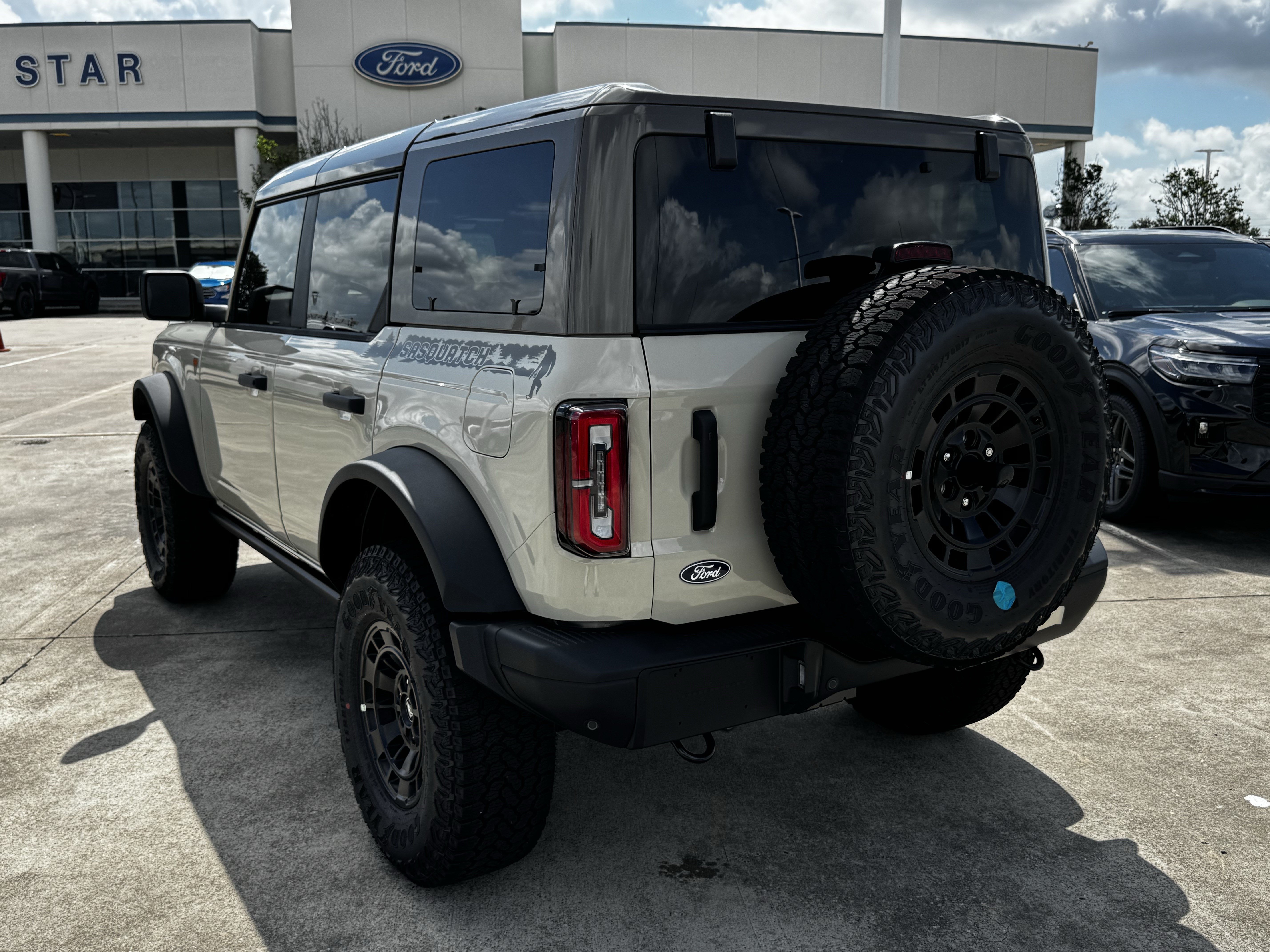 New 2026 Ford Bronco Badlands AWD/4WD image 8