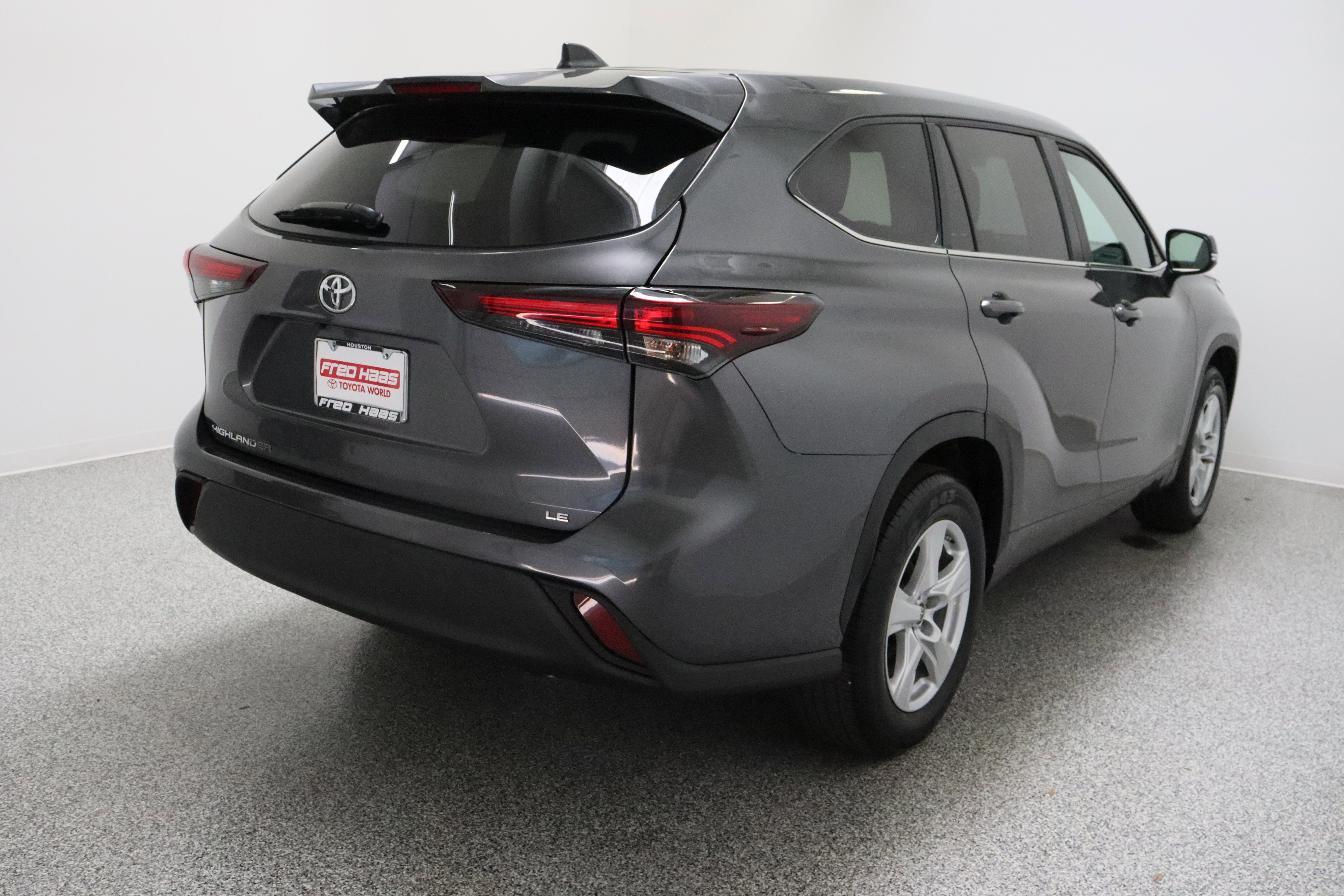 Used 2025 Toyota Highlander LE FWD image 7