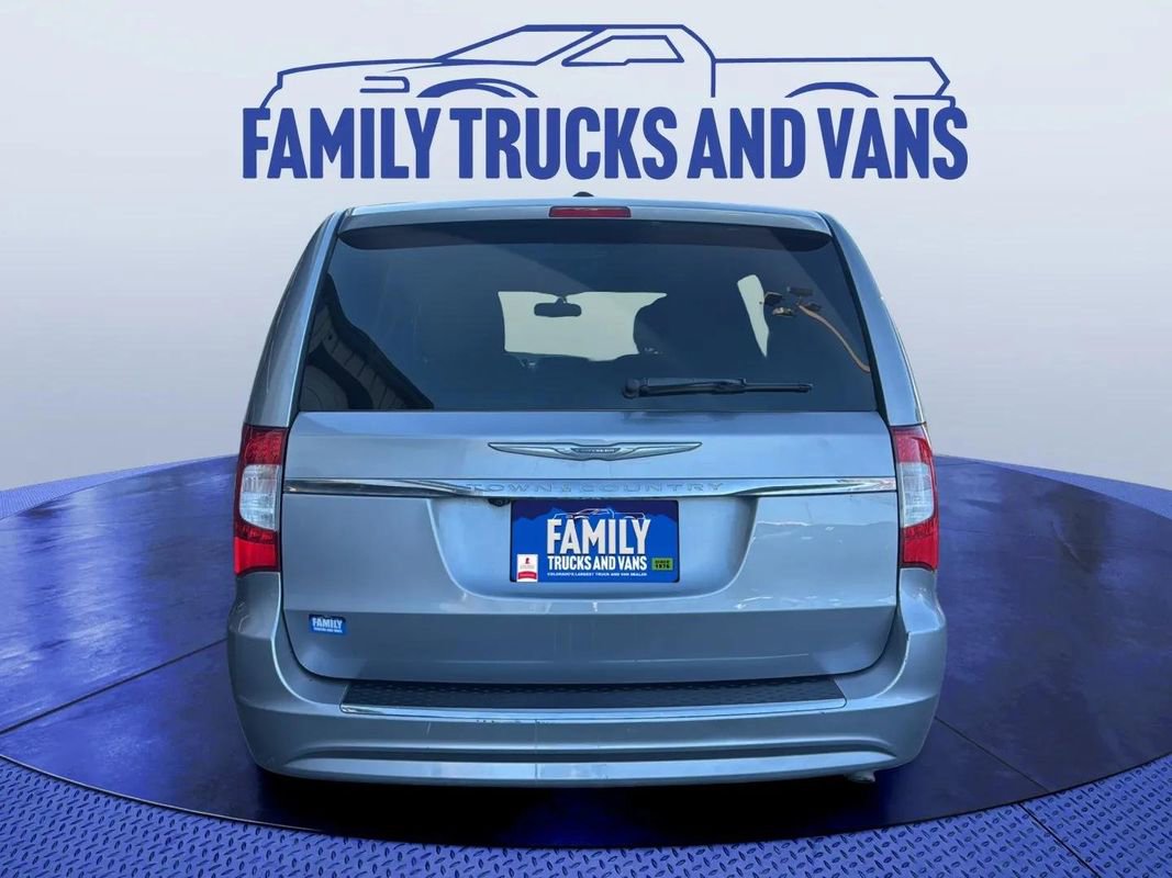 Used 2016 Chrysler Town & Country Touring image 4