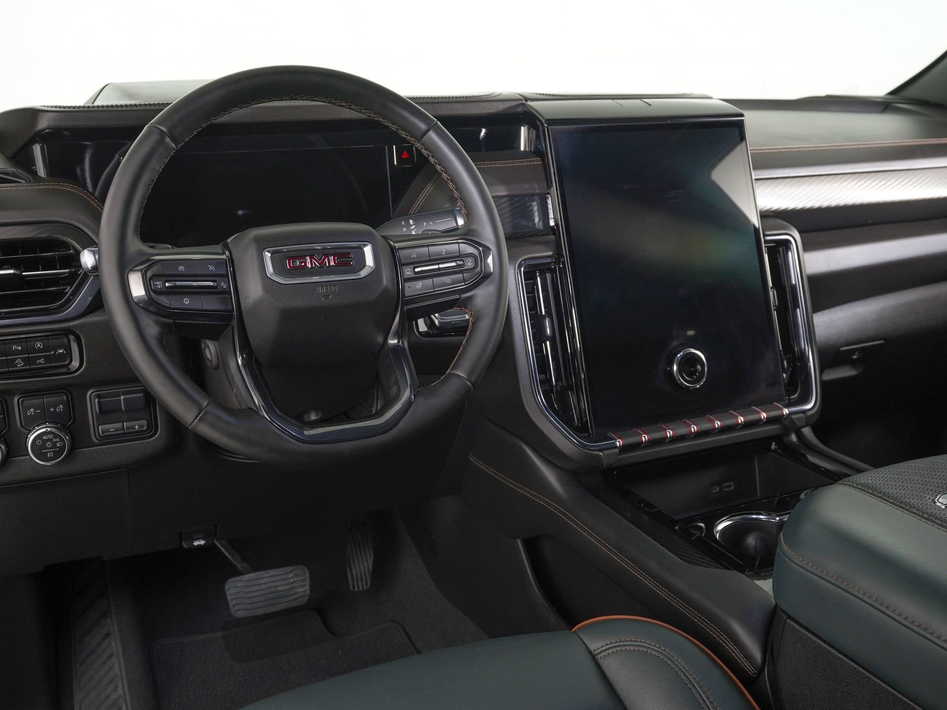 Used 2025 GMC Yukon AT4 w/ AT4 Premium Plus Package AWD/4WD image 18