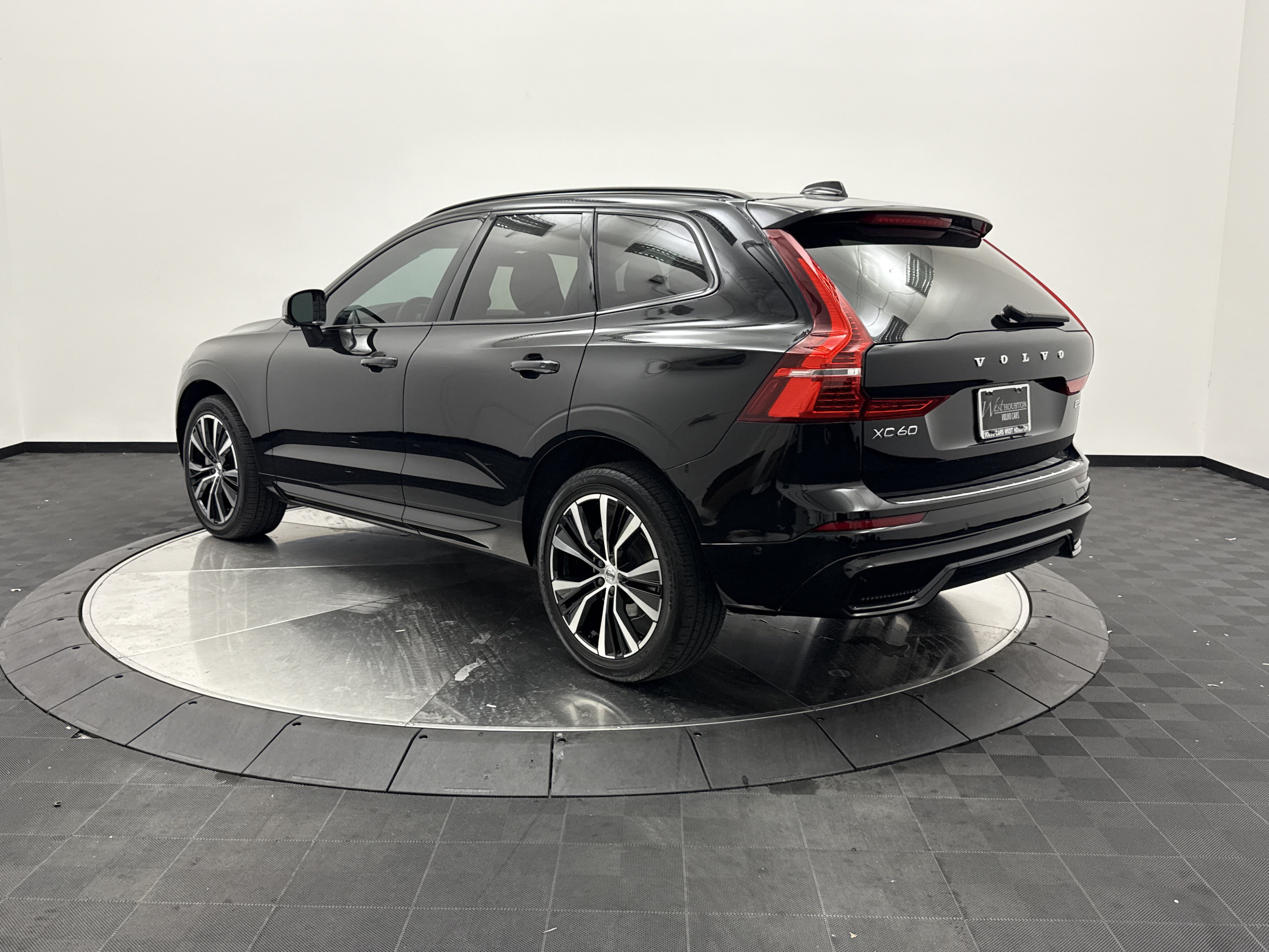 Certified 2023 Volvo XC60 B5 Plus w/ Climate Package FWD image 5