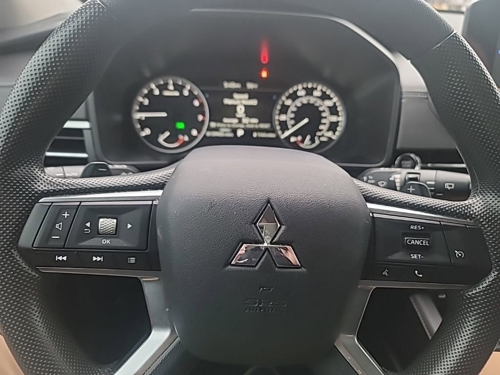 Used 2024 Mitsubishi Outlander ES image 15
