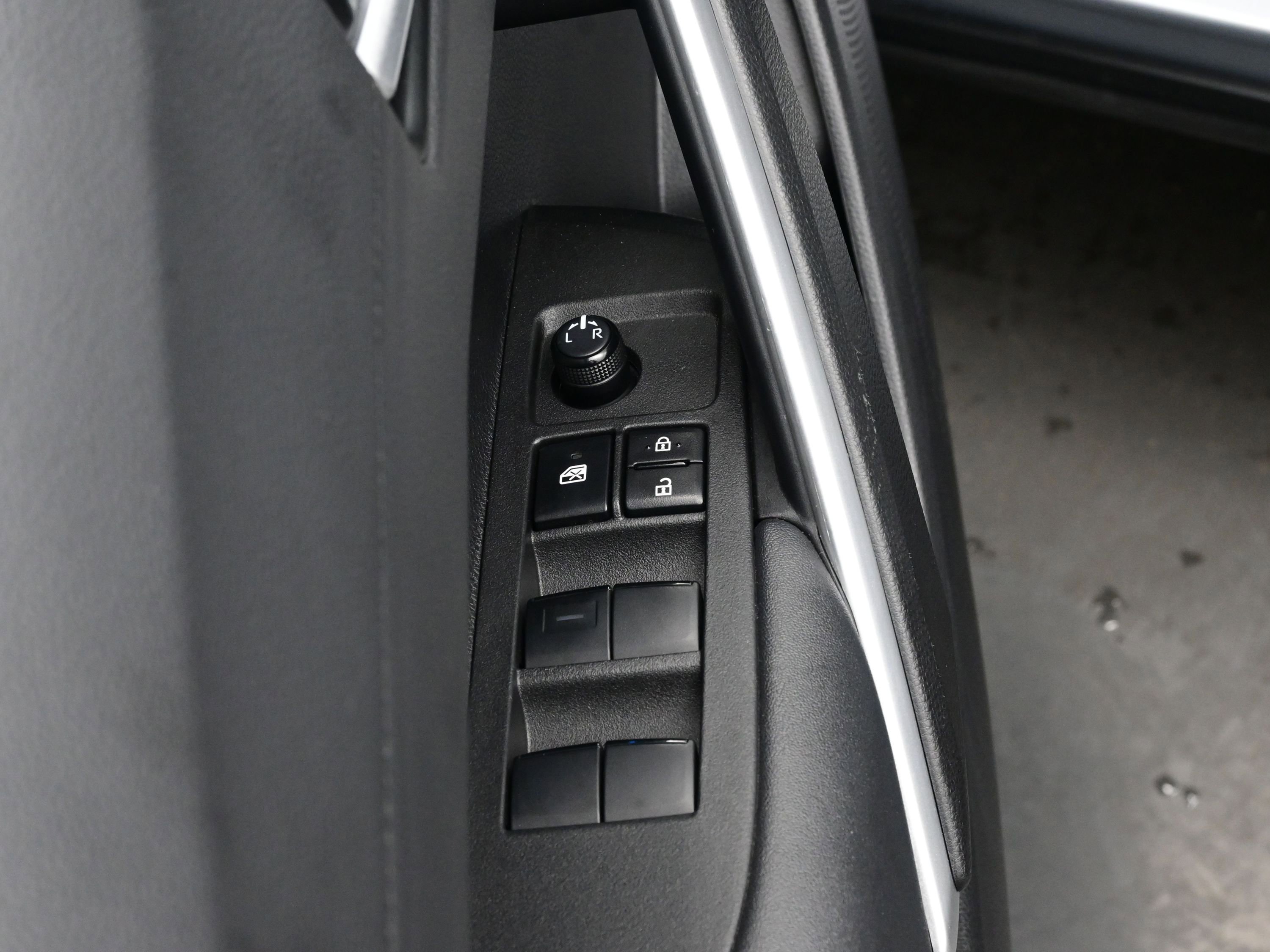 Used 2022 Toyota Corolla Cross XLE image 10