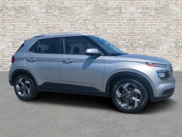 Used 2025 Hyundai Venue SEL FWD image 1